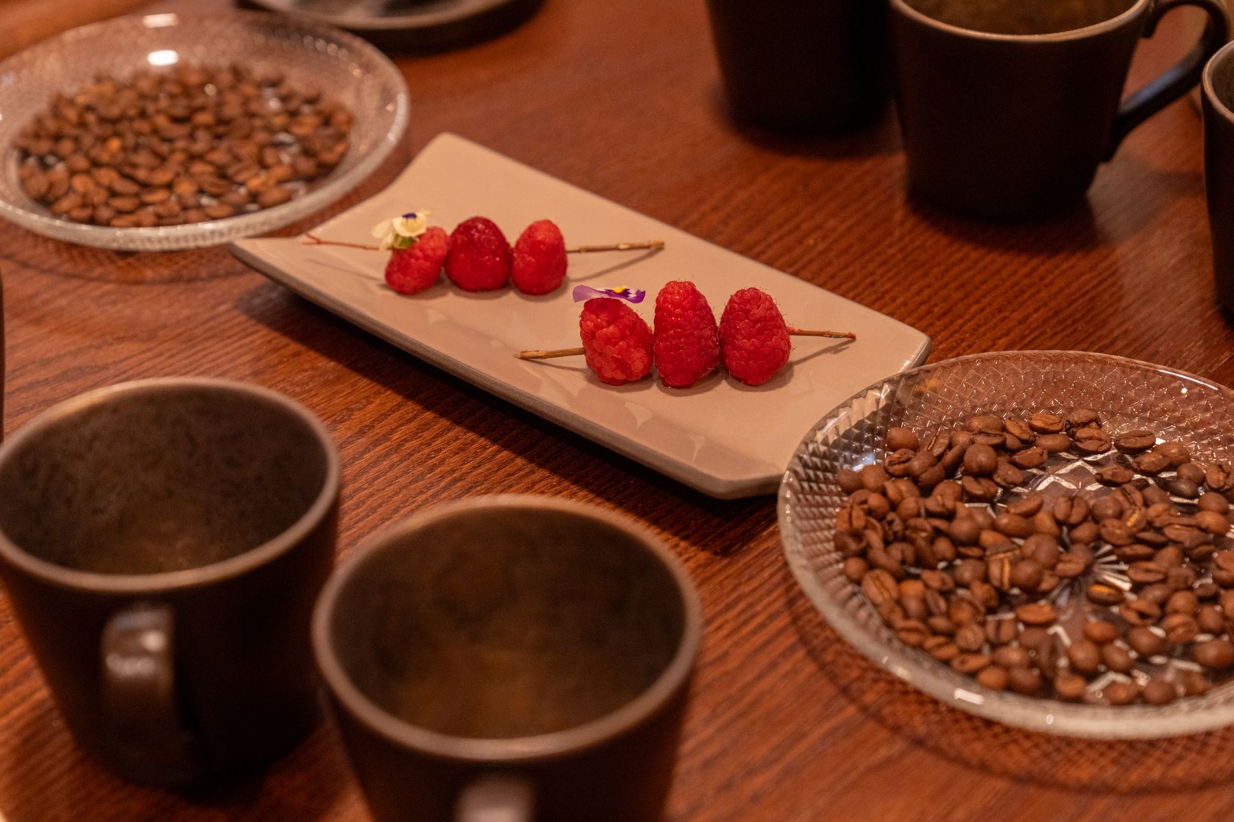 Raw and roasted speciality coffee beans on a tasting flight